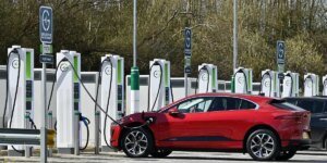 Transição do carro elétrico sob ameaça em meio à ‘incerteza contínua’, apesar do investimento de £ 173 bilhões