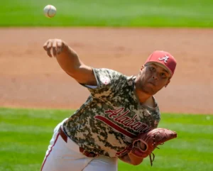 Três coisas que você deve saber sobre o arremessador de beisebol do Alabama, Myles Upchurch