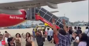 Turistas indianos realizando garba na pista de um aeroporto do Vietnã, perto de um avião, geraram um debate online sobre etiqueta.