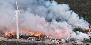 Um grande incêndio numa instalação de armazenamento de resíduos está agora no seu quinto dia e há receios de que as chamas possam espalhar-se para outro local