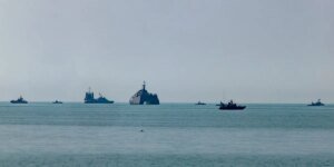 Um navio de guerra da Marinha dos EUA foi atingido por dois mísseis no Estreito de Ormuz, afirma a mídia estatal iraniana