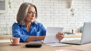 Você tem 50 anos, tem uma dívida de $ 30.000 e nada economizado para a aposentadoria – veja como chegar a $ 500 mil aos 65