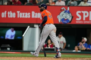 Yordan Alvarez faz dois home runs pelo segundo jogo consecutivo para ajudar os Astros a vencer o Rangers por 4-3