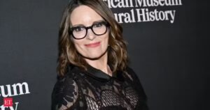 tina fey: Citação do dia de Tina Fey: ‘Não desperdice sua energia tentando mudar opiniões… apenas faça o que você quer e não se importe se eles gostam.’ Lições de vida sobre a natureza humana, positividade e desafios do famoso escritor e ator americano