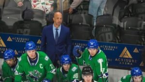 A inesperada decisão do draft da NHL de Caleb Malhotra, de Canucks, no Combine gerou piadas sobre seu pai, Manny