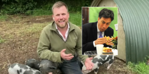Agricultor zomba da raiva do ministro do Trabalho com o sanduíche de bacon enquanto o ministro da Energia apóia novas metas eco-alimentares