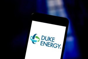 As ações da Duke Energy estão apresentando desempenho inferior ao S&P 500?