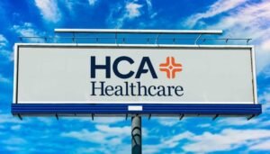 As ações da HCA Healthcare estão apresentando desempenho inferior ao S&P 500?