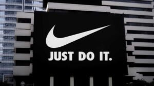 As ações da NIKE estão apresentando desempenho inferior ao NASDAQ?
