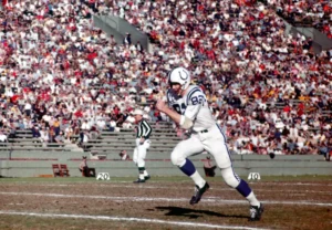 As conexões dos Cowboys vão para a carreira de treinador do Hall of Fame WR Raymond Berry, que faleceu aos 93 anos