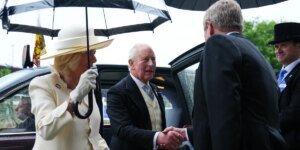 Casamento de Peter Phillips: Rei Charles e Rainha Camilla deixam a cerimônia de Harriet Sperling mais cedo