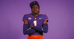 Clemson derrotou um trio de 12 grandes escolas para o conceituado CB Bryant Robinson