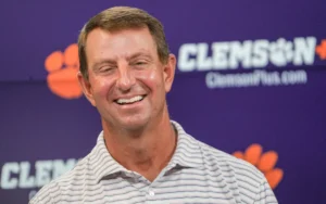 Dabo Swinney dá o salto, permanecendo no Top 10 das últimas classificações de treinadores principais