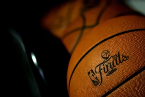 Finais da NBA: o icônico decalque do Troféu Larry O’Brien retorna à quadra dos Knicks e Spurs pela primeira vez desde 2009