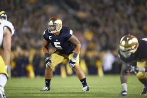 Manti Te’o e Luther Bradley, da Notre Dame, estão na votação do Hall da Fama do CFB