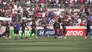 Milhares de torcedores têm a chance de ver o treino da seleção dos EUA em Irvine antes do primeiro jogo da Copa do Mundo