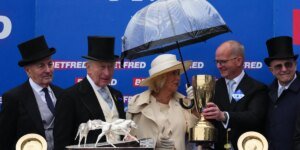 O Rei e a Rainha compartilharão o prestigiado troféu na Epsom poucas horas depois de assistir ao casamento de Peter Phillips