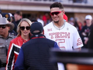 Patrick Mahomes retorna à Women’s College World Series para o softball Texas Tech