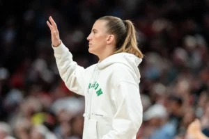 Sabrina Ionescu está fora do jogo do Liberty contra o Fever, perdendo o quinto jogo consecutivo devido a uma lesão nas costas