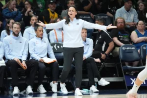 Sandy Brondello voltou a Nova York após a saída do Liberty, agora liderando o Toronto Tempo