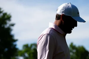 Scottie Scheffler não para o caddie após a bola d’água