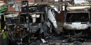 Um adolescente foi acusado de atear fogo a ambulâncias judaicas no noroeste de Londres