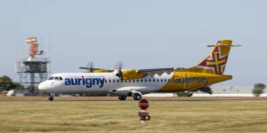 Um avião a caminho de Manchester foi forçado a fazer um pouso de emergência em Southampton depois que o para-brisa quebrou