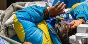 Um sherpa do Monte Everest faz um rastejamento milagroso de seis dias montanha abaixo em busca de segurança depois de ser deixado para morrer