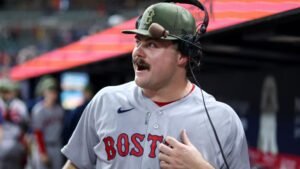 Ver: Payton Tolle tira transmissão do Red Sox com um erro hilariante no monte