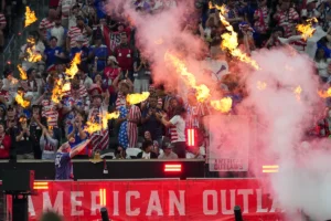 Vermelho, branco e claro, sim: como os American Outlaws se tornaram a pulsação do futebol americano