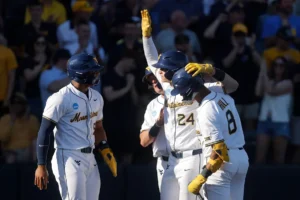 West Virginia avança para a primeira Men’s College World Series na história do programa e derrota Cal Poly nas Super Regionais da NCAA